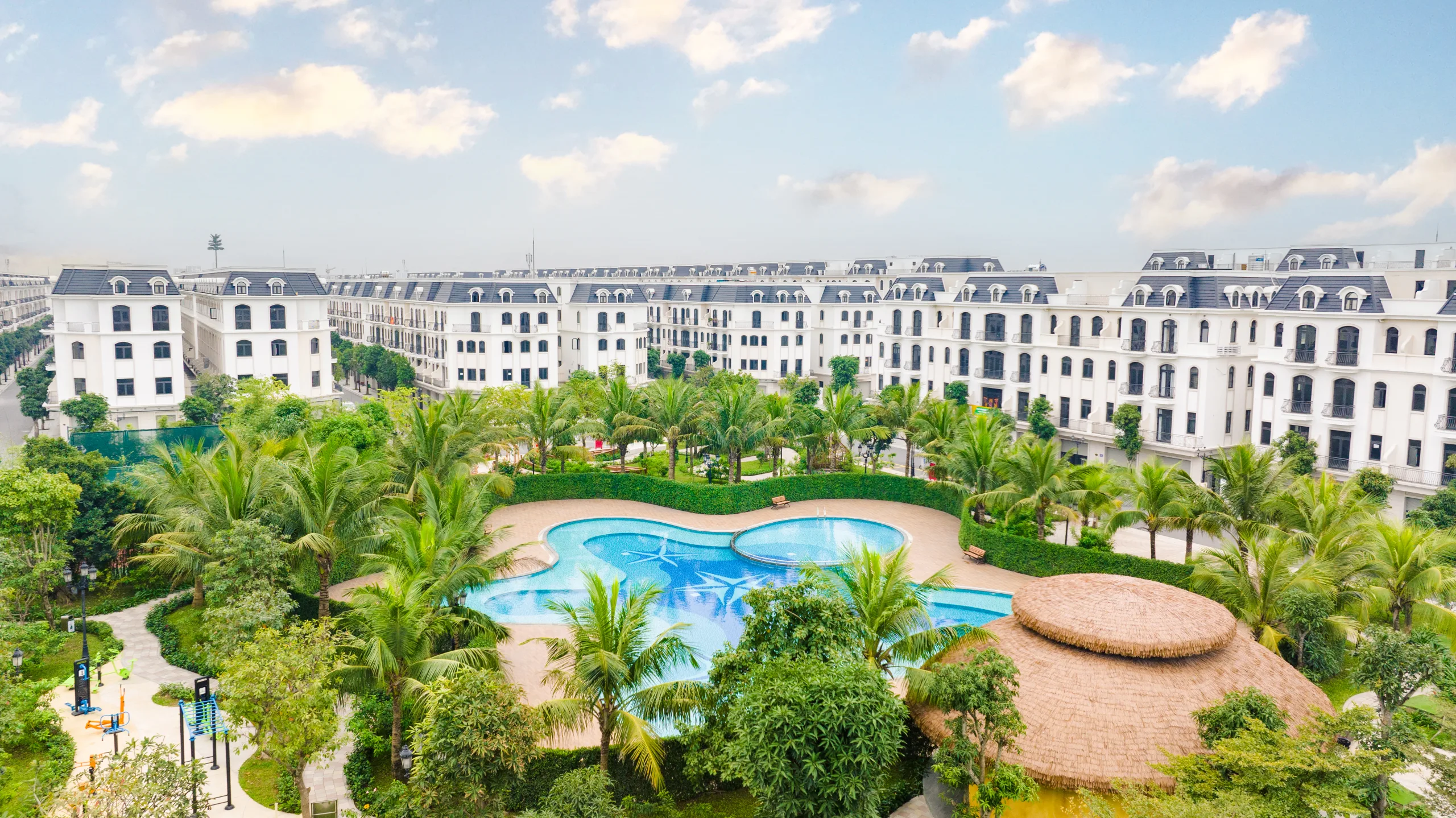 Bể bơi ngoài trời cần kiểm tra trước trong review Ocean Park ngày mưa – hình ảnh mang tính chất minh hoạ
